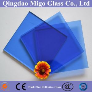 Dunkelblaues reflektierendes Glas