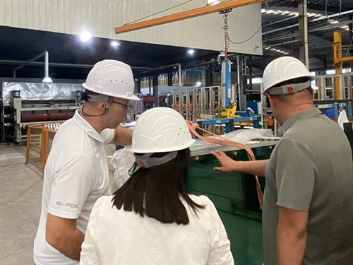 Britischer Kunde besucht MIGO GLASS-Fabrik, um die Produktion und Qualitätsko...