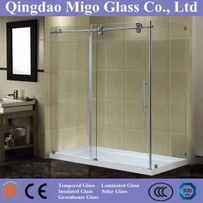 Rahmenlose Duschtür aus gehärtetem Glas